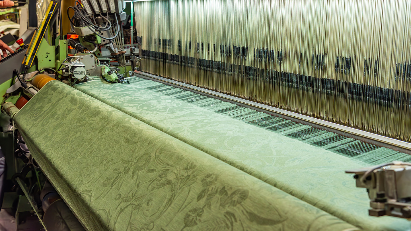 Tessuto damascato su un telaio Jacquard