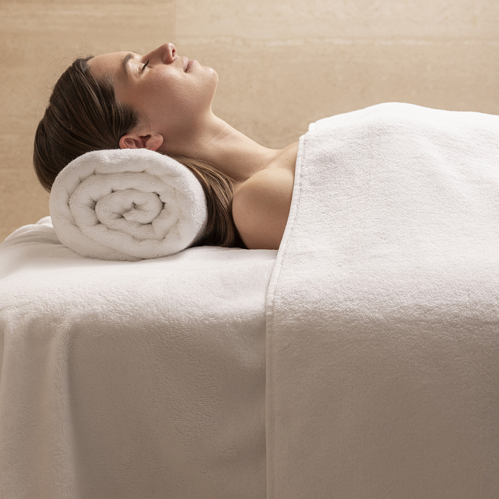 Trattamento spa con asciugamano arrotolato