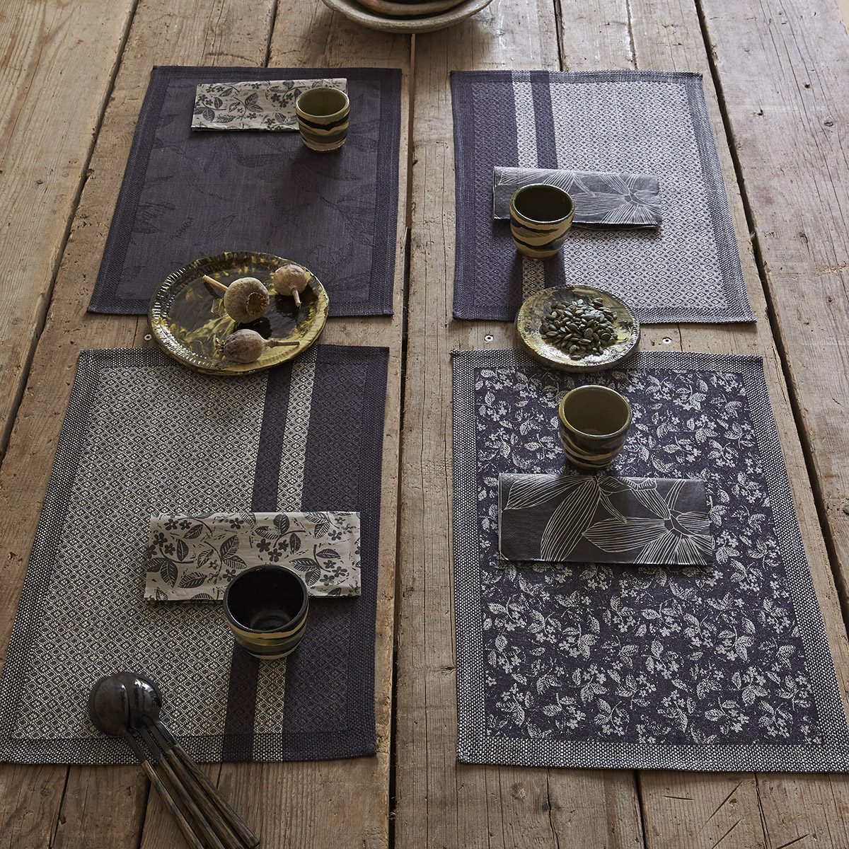 ABAKUHAUS Medievale Tovaglietta Americana Set di 4, Medioevo Stemma, Tovagliette in Tessuto Lavabile per Tavolo da Pranzo Cena, Teal Nero Cannella
